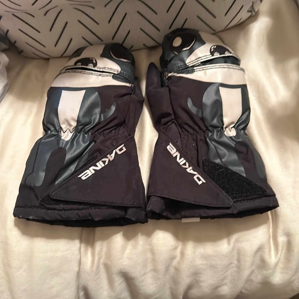 Toddler ski gloves.